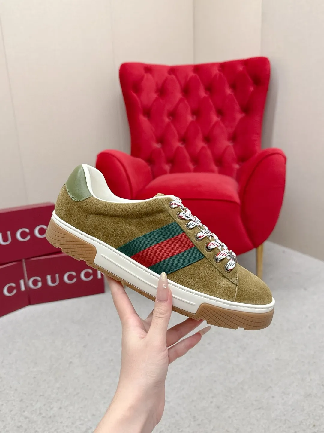 Factory price: 460💰Gucci Gucci's latest ACE series casual sports shoes, the same style as all the stars, classic brown canvas + leather stitching, the red and green stripes on the side are very recognizable. Perfect shoe last, perfect for daily casual wear, super beautiful and comfortable on the feet, a must-have for fashionistas 💯 ☑️Material: Original customized imported first-layer cowhide ☑️Inner lining: Customized imported cowhide ☑️Outsole: Original molded non-slip TPU sole ☑️Sole thickness: 2.5cm ☑️Size: Men's 38-44, customized 45